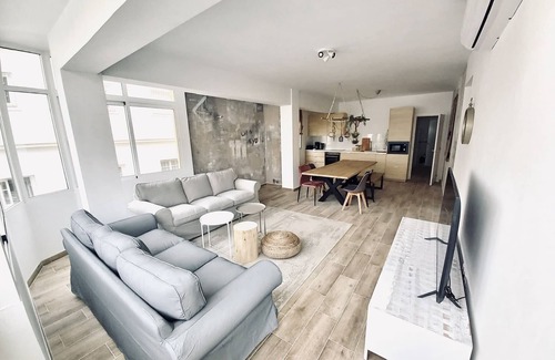 Fuengirola City Centre Apartment | Apartamento superior en la Plaza Los Chinorros!