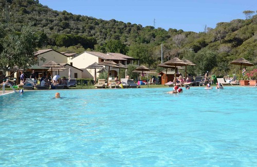 Campiglia Marittima Condo | Apartement mit Klimaanlage und Außenpool
