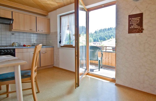 Bad Rippoldsau-Schapbach Apartment | Apartment 'Typ B1' with Shared Garden, Balcony and Wi-Fi