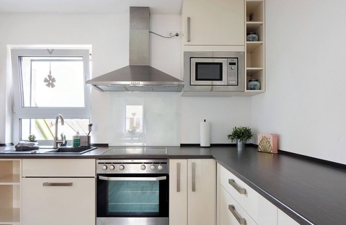 Bahlingen Apartment | Apartment 'Ferienwohnung Schmidt' with Wi-Fi