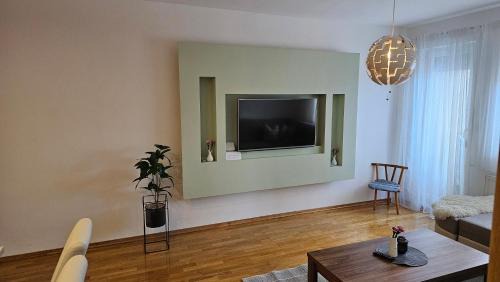 Canton 10 Apartment | Apartman Pati
