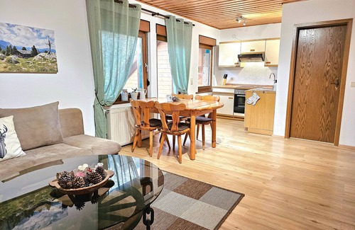 Bad Peterstal-Griesbach Apartment | Apartment 'Ferienwohnung Nr 2 Maierbauernhof' with Mountain View, Shared Terrace and Wi-Fi