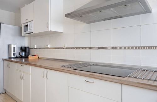 Barriada del Rio San Pedro Apartment | Apartment 'Piso Con Parking En El Edificio' with Wi-Fi and Air Conditioning