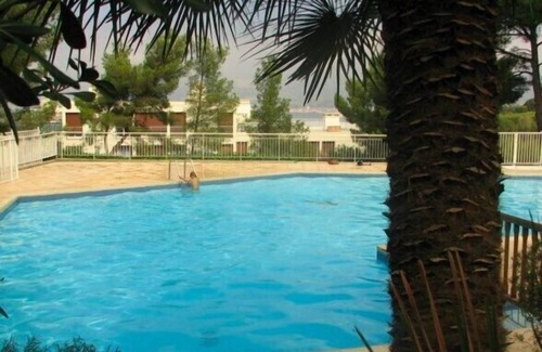 Saint-Mandrier-sur-Mer Apartment | Apartment with large panoramic terrace, pool and tennis in the residential complex