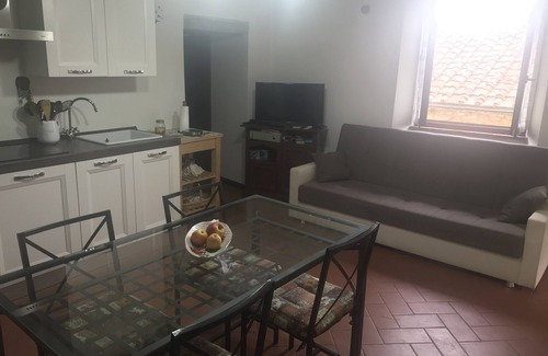Castiglion Fiorentino Apartment | Apartment with balcony in the Perugia-Siena-Florence triangle