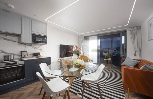 Porth Apartment | Apartment 1, Oasis Sands - an apartment that sleeps 6 guests in 3 bedrooms