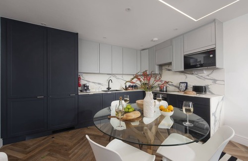 Porth Apartment | Apartment 1, Oasis Sands - an apartment that sleeps 6 guests in 3 bedrooms