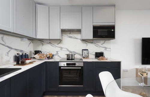 Porth Apartment | Apartment 1, Oasis Sands - an apartment that sleeps 6 guests in 3 bedrooms