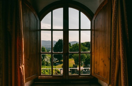 San Donato in Fronzano Apartment | Apartment '27 B Fattoria Degli Usignoli' with Shared Pool, Wi-Fi and Air Conditioning