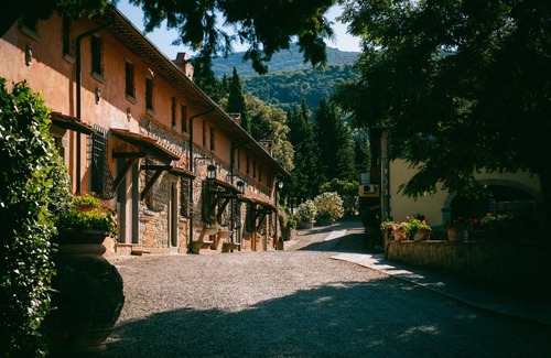 San Donato in Fronzano Apartment | Apartment '27 B Fattoria Degli Usignoli' with Shared Pool, Wi-Fi and Air Conditioning