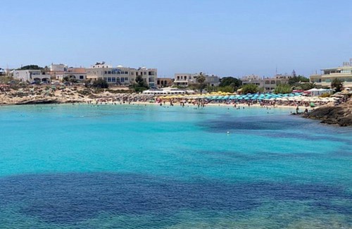 Lampedusa Apartment | Apartment 27 is bright and a stone's throw from the sea