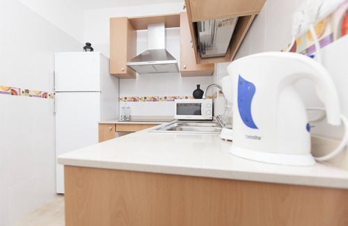 El Poble-sec Apartment | Apartment '3 Bedroom Next To Plaza' with Wi-Fi and Air Conditioning