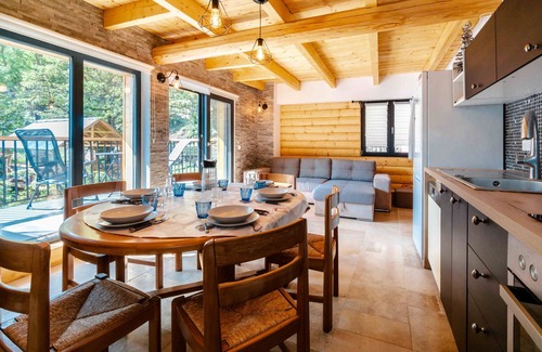 La Perriere Apartment | Apartment 'Agréable Chalet 3 Étoiles 3' with Mountain View, Wi-Fi and Air Conditioning