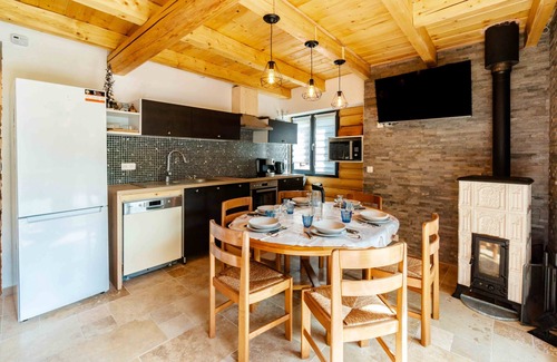 La Perriere Apartment | Apartment 'Agréable Chalet 3 Étoiles 3' with Mountain View, Wi-Fi and Air Conditioning