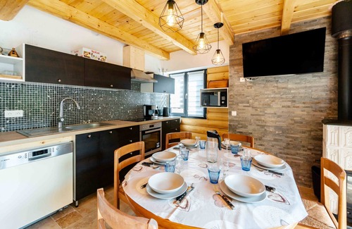 La Perriere Apartment | Apartment 'Agréable Chalet 3 Étoiles 3' with Mountain View, Wi-Fi and Air Conditioning