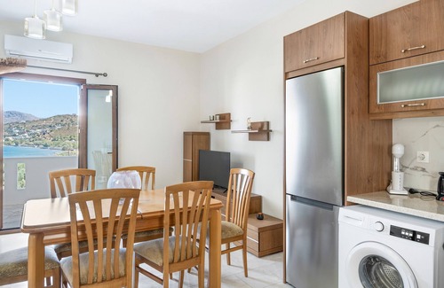 Drymonas Apartment | Apartment 'Akrogiali House Drimonas' with Sea View, Wi-Fi and Air Conditioning