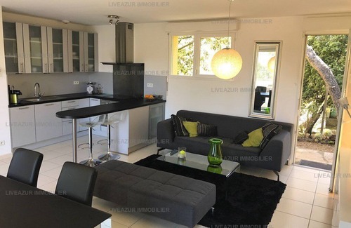 Le Brusc Apartment | Apartment all comfort air conditioning terrace garden swimming pool beach and harbour at walking.
