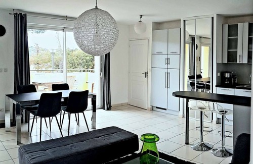 Le Brusc Apartment | Apartment all comfort air conditioning terrace garden swimming pool beach and harbour at walking.