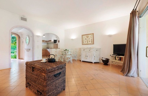 Puegnago del Garda Apartment | Apartment 'Ametista' with Shared Pool, Wi-Fi and Air Conditioning