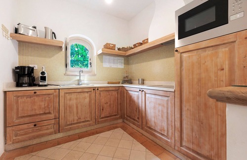 Puegnago del Garda Apartment | Apartment 'Ametista' with Shared Pool, Wi-Fi and Air Conditioning