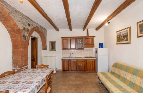Massa Marittima Apartment | Apartment 'Andrea' with Shared Pool and Shared Garden