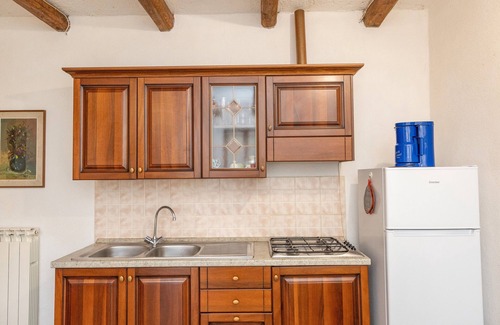 Massa Marittima Apartment | Apartment 'Andrea' with Shared Pool and Shared Garden