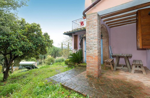 Massa Marittima Apartment | Apartment 'Andrea' with Shared Pool and Shared Garden