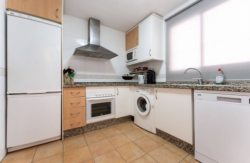 Fuengirola City Centre Apartment | Apartment 'Apartamento Postal' with Balcony, Wi-Fi and Air Conditioning