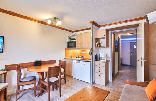Bergers Apartment | Apartment 'Appartement Alpe D' Huez' with Mountain View, Balcony and Wi-Fi