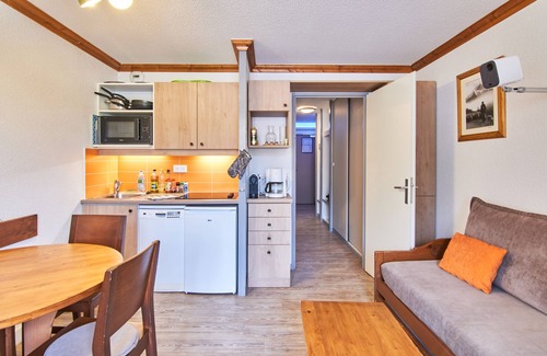 Bergers Apartment | Apartment 'Appartement Alpe D' Huez' with Mountain View, Balcony and Wi-Fi