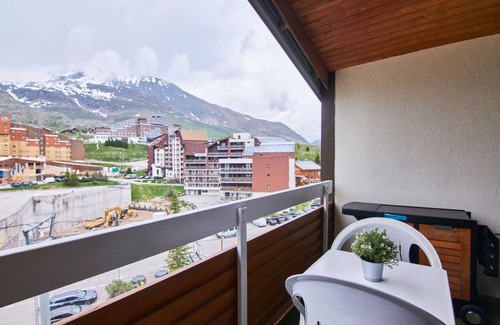 Bergers Apartment | Apartment 'Appartement Alpe D' Huez' with Mountain View, Balcony and Wi-Fi