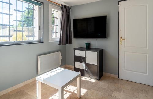 Quartier des Espesses Apartment | Apartment 'Bas Maison Nîmes' with Shared Pool, Wi-Fi and Air Conditioning