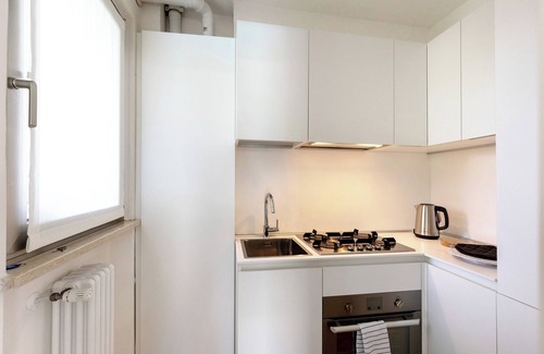 San Benedetto di Lugana Apartment | Apartment 'Baseventuno 5 Honey Moon' with Shared Pool, Wi-Fi and Air Conditioning