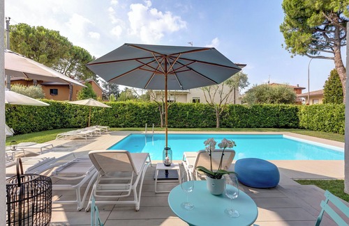 San Benedetto di Lugana Apartment | Apartment 'Baseventuno 5 Honey Moon' with Shared Pool, Wi-Fi and Air Conditioning