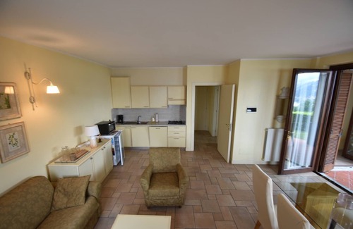 Oggebbio Apartment | Apartment by Lake Maggiore with Pool