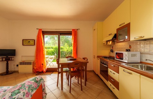Murta Maria Apartment | Apartment 'Casa Vacanze Albicocca' with Shared Pool, Private Terrace and Air Conditioning