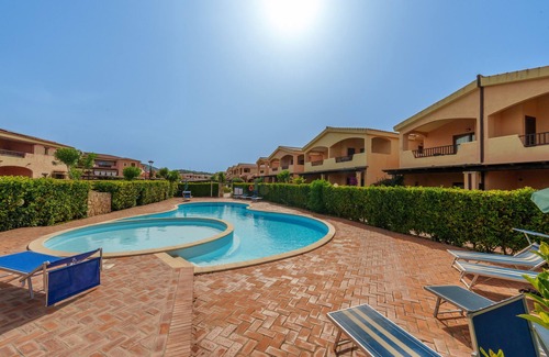 Murta Maria Apartment | Apartment 'Casa Vacanze Albicocca' with Shared Pool, Private Terrace and Air Conditioning