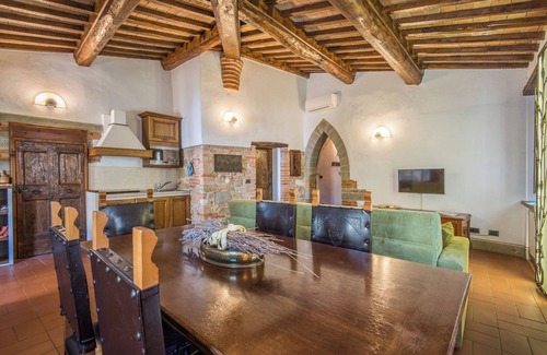 Rosennano Apartment | Apartment 'Casale Rosennano - Loggia' with Shared Garden & Wi-Fi