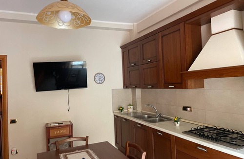 Cetara Apartment | Apartment 'Ce Tour - La Casa del Limone di Nonni' with Mountain View, Wi-Fi and Air Conditioning