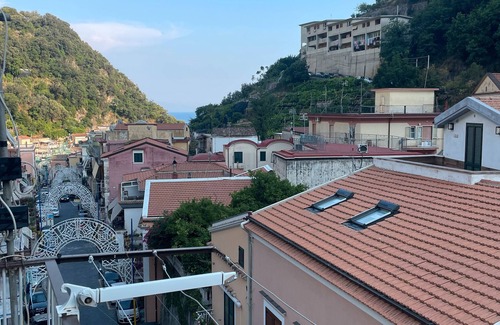 Cetara Apartment | Apartment 'Ce Tour - La Casa del Limone di Nonni' with Mountain View, Wi-Fi and Air Conditioning