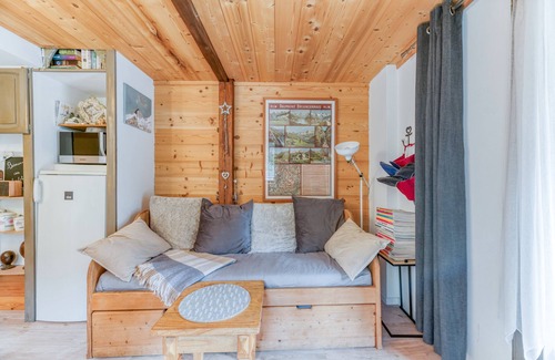 Allemond Apartment | Apartment 'Chalet Des Heureux' with Lake View, Private Terrace and Wi-Fi
