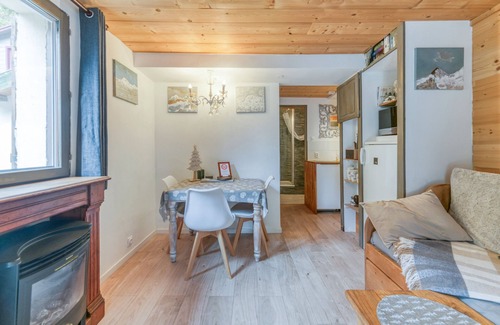 Allemond Apartment | Apartment 'Chalet Des Heureux' with Lake View, Private Terrace and Wi-Fi