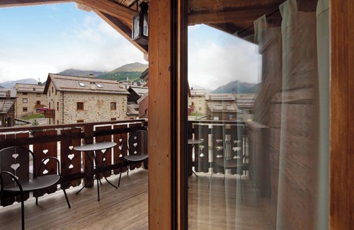 Livigno Apartment | Apartment 'Chalet Picchio Trilocale' with Mountain View, Balcony and Wi-Fi