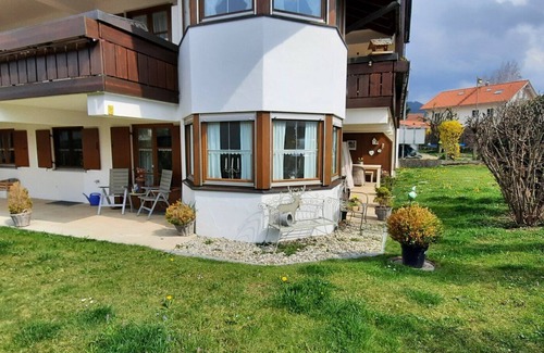 Burgberg Apartment | Apartment 'Chaletwohnung Alpenglück' with Private Terrace, Private Garden and Wi-Fi