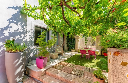 Rasteau Apartment | Apartment 'Côté Vigne' with Shared Pool, Private Terrace and Wi-Fi
