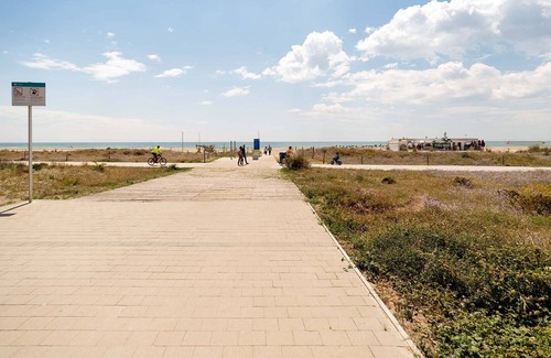 Castelldefels Apartment | Apartment 'Denis Playa 107' near the beach with sea view, Wi-Fi, balcony and terrace.