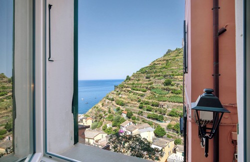 Manarola Apartment | Apartment 'Dolphin' with Sea View and Wi-Fi