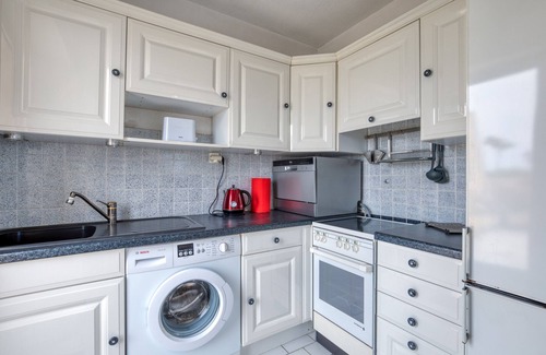 La Grande-Motte Apartment | Apartment 'Du Golf' with Mountain View, Wi-Fi and Air Conditioning