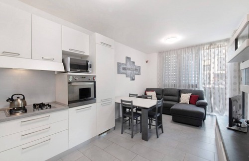 Albate Apartment | Apartment 'Easy Como Stay Con Parcheggio' with Shared Terrace, Wi-Fi and Air Conditioning