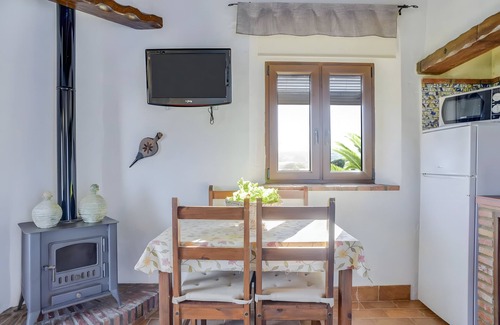 Barbate Apartment | Apartment 'El Manzano' with Shared Pool, Wi-Fi and Air Conditioning